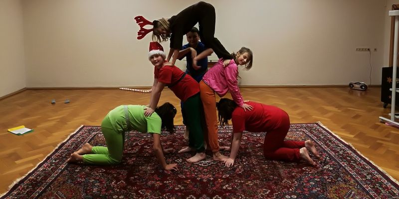 Akrobatik: Sechs Kinder bilden eine Pyramide.