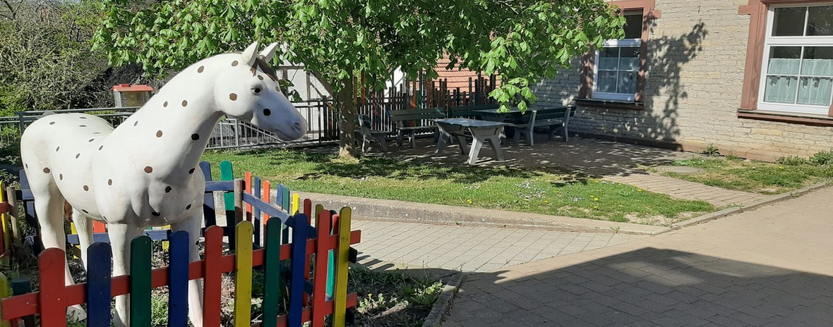 Figur des Pferdes von Pippi Langstrumpf vor der Astrid Lindgren Schule