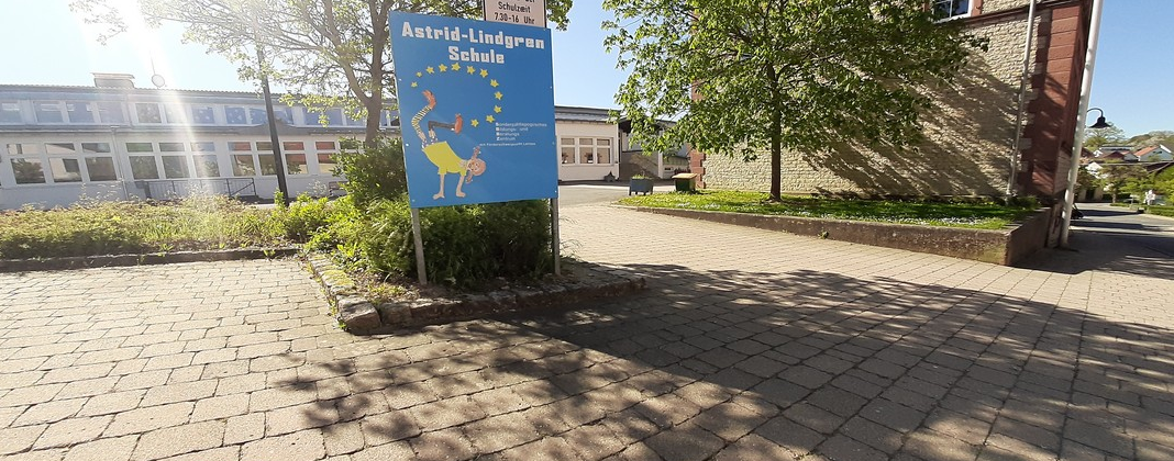 Das Schulschild vor der Astrid Lindgren Schule